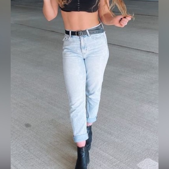 AE Light Wash Mom Jeans - Picture 3 of 7